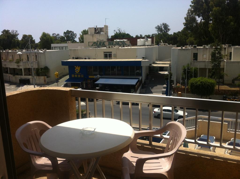 Surf & Sun Holiday Apartments Лимасол Стая снимка
