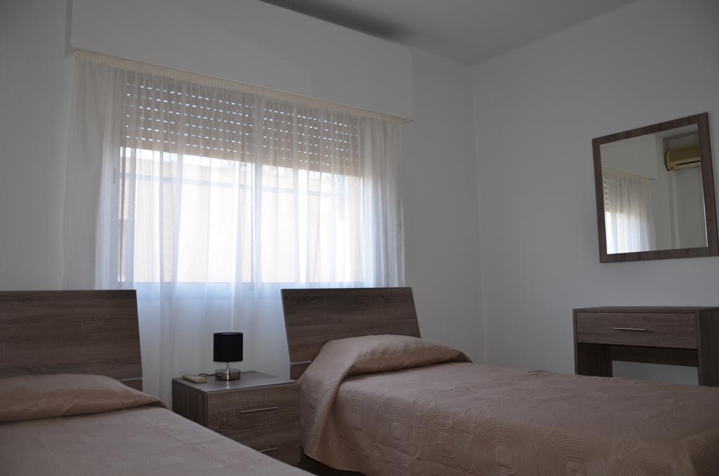 Surf & Sun Holiday Apartments Лимасол Екстериор снимка