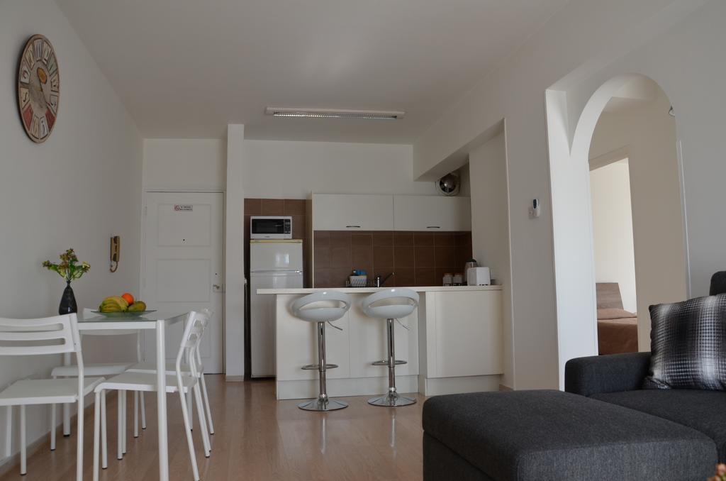 Surf & Sun Holiday Apartments Лимасол Екстериор снимка