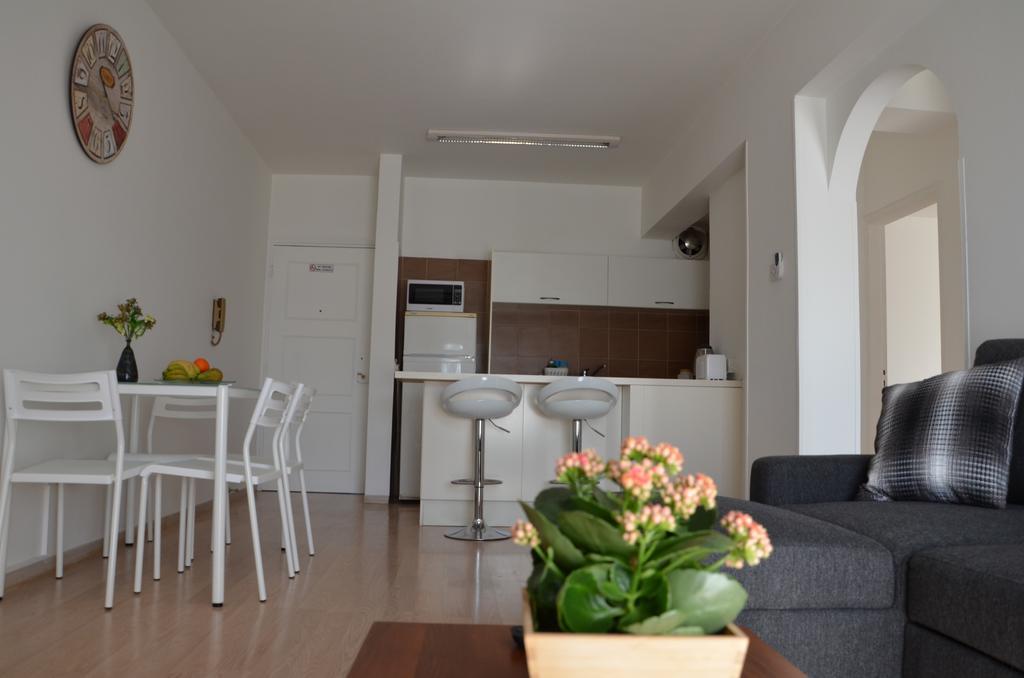 Surf & Sun Holiday Apartments Лимасол Екстериор снимка