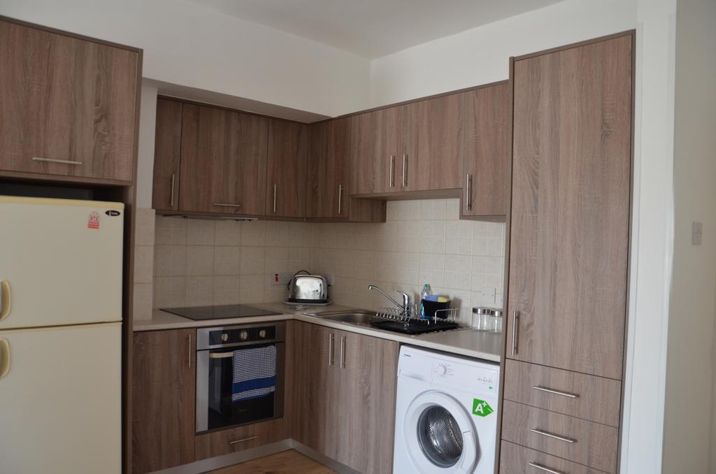 Surf & Sun Holiday Apartments Лимасол Екстериор снимка