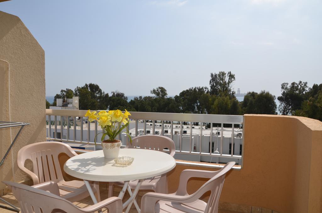 Surf & Sun Holiday Apartments Лимасол Екстериор снимка