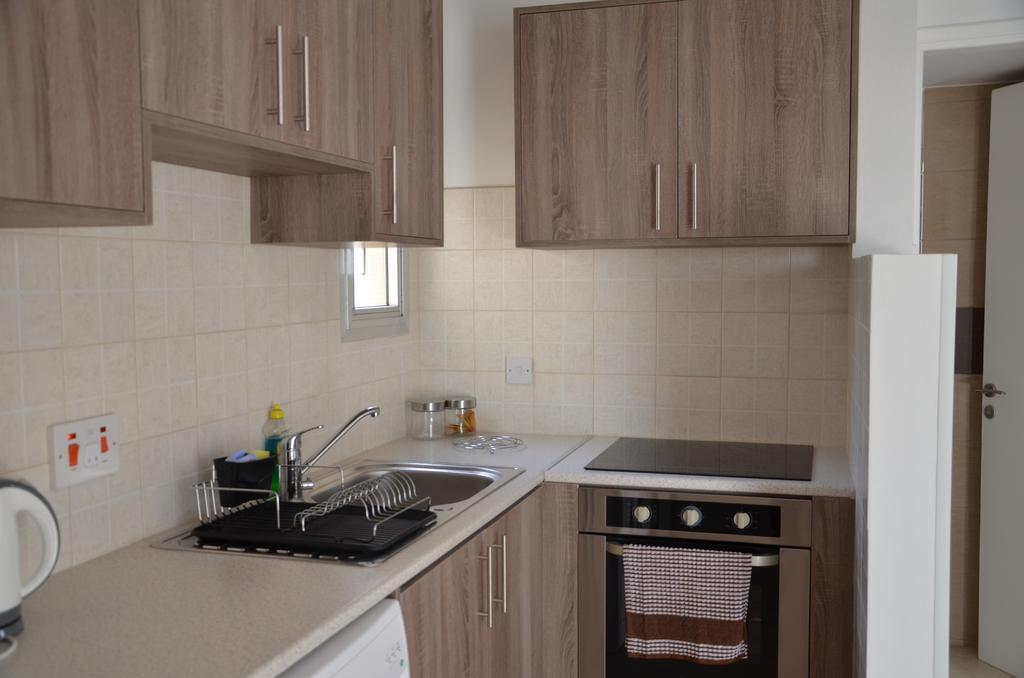 Surf & Sun Holiday Apartments Лимасол Екстериор снимка
