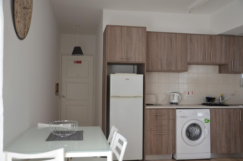 Surf & Sun Holiday Apartments Лимасол Екстериор снимка