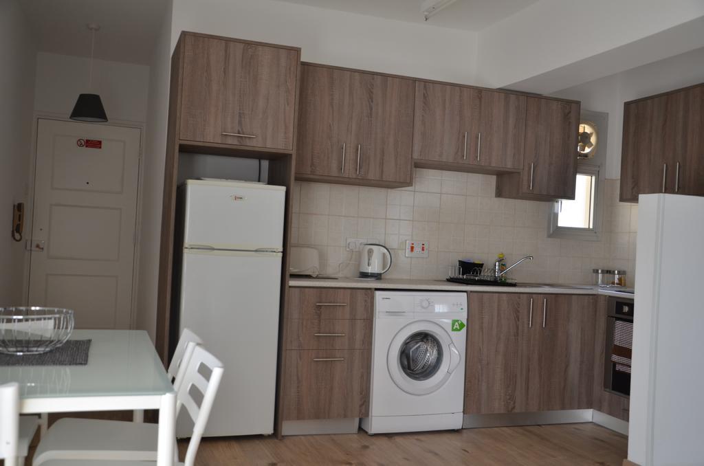 Surf & Sun Holiday Apartments Лимасол Екстериор снимка