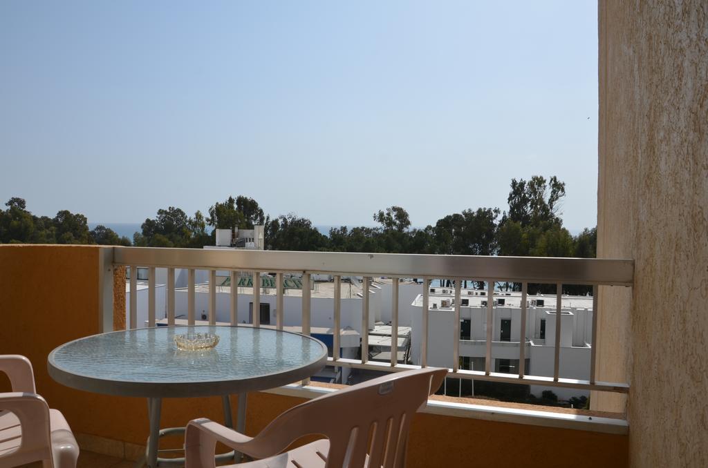 Surf & Sun Holiday Apartments Лимасол Екстериор снимка