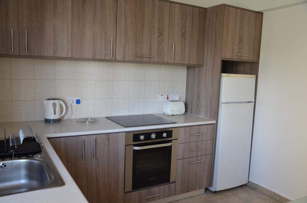 Surf & Sun Holiday Apartments Лимасол Екстериор снимка