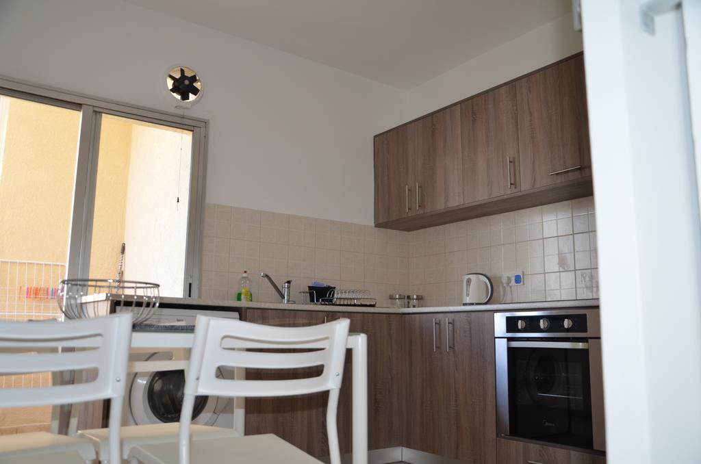 Surf & Sun Holiday Apartments Лимасол Екстериор снимка