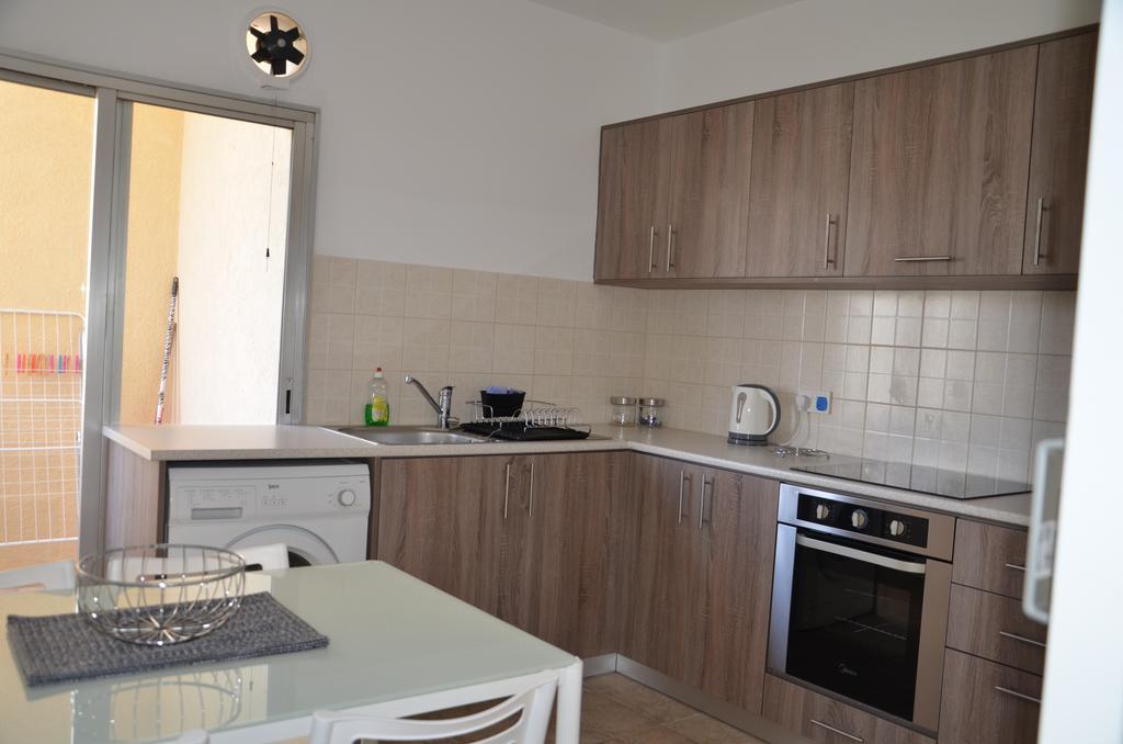 Surf & Sun Holiday Apartments Лимасол Екстериор снимка