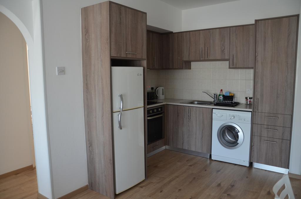 Surf & Sun Holiday Apartments Лимасол Екстериор снимка