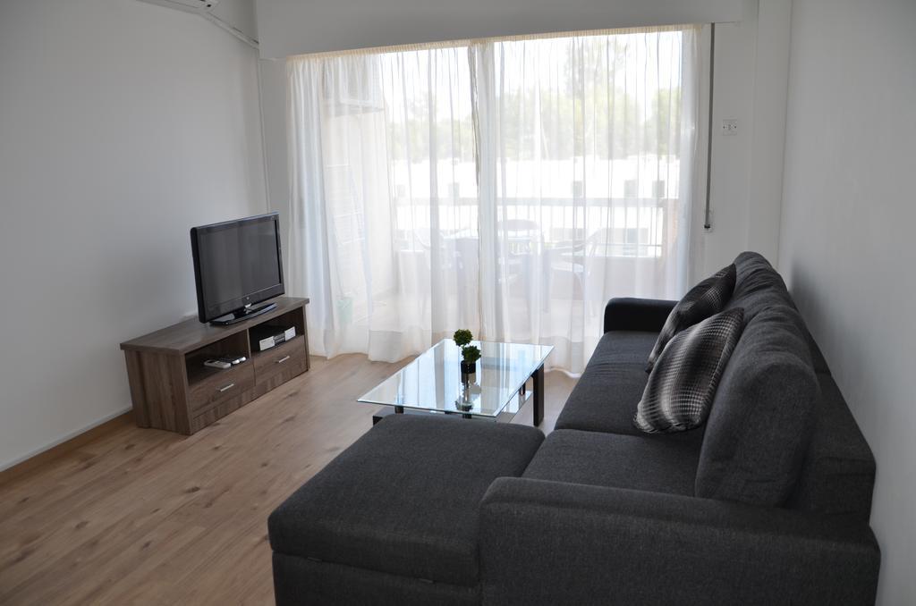 Surf & Sun Holiday Apartments Лимасол Екстериор снимка