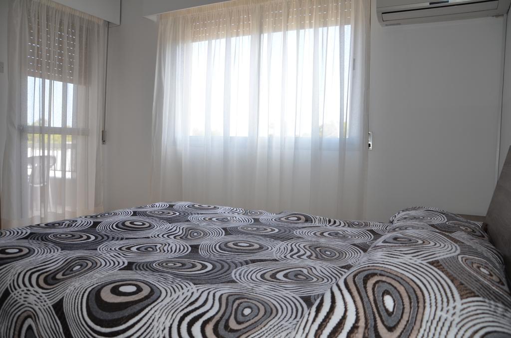 Surf & Sun Holiday Apartments Лимасол Екстериор снимка